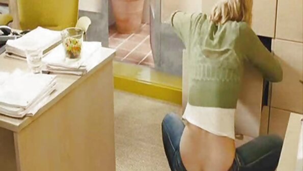 Šviesiaplaukė MILF Sophia Jewel Finger Žaisk Jos Pooter