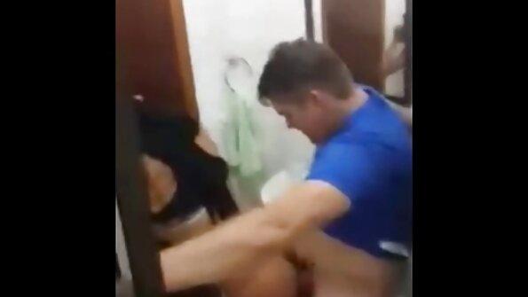 Alexxa Vice su raudonais plaukais ir dideliais papais užsiima seksu ir susižaloja veidą